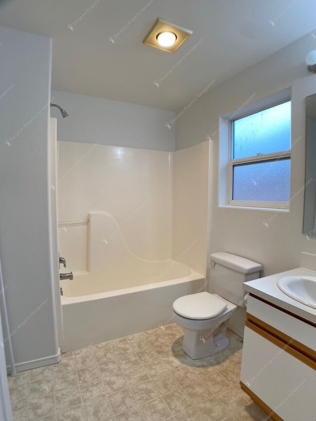 Building Photo - Bright 3 BR - 3 BA Townhouse in Redmond