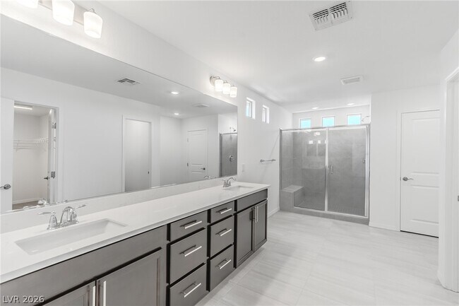 Building Photo - 5733 S Tioga Way