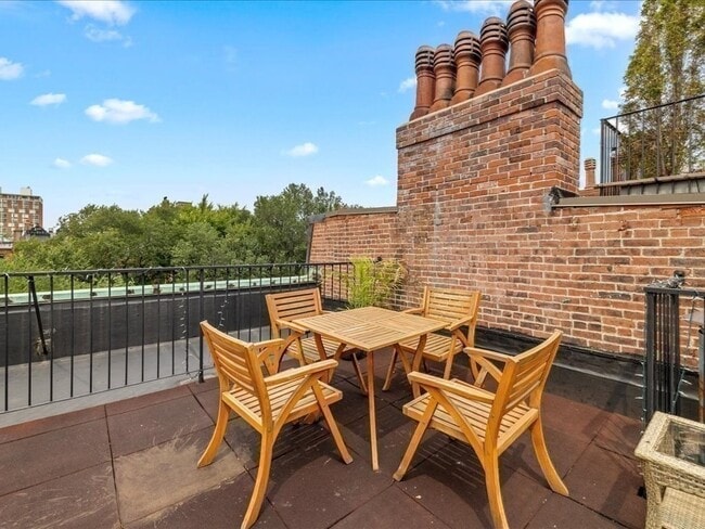 Building Photo - 228 Commonwealth Ave