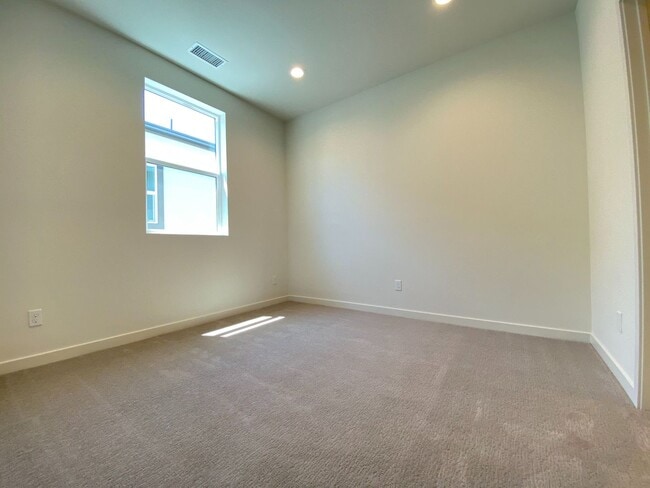 Building Photo - 2 BEDROOM HOME FOR LEASE IN IRVINE