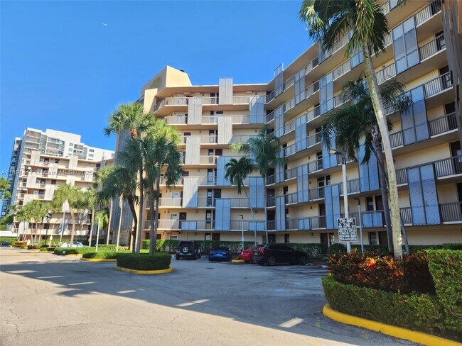 Building Photo - 3301 N Country Club Dr
