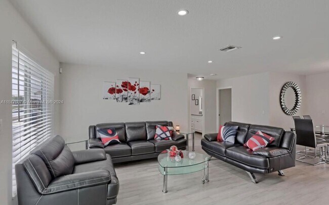 Building Photo - 876 Gardenia Dr