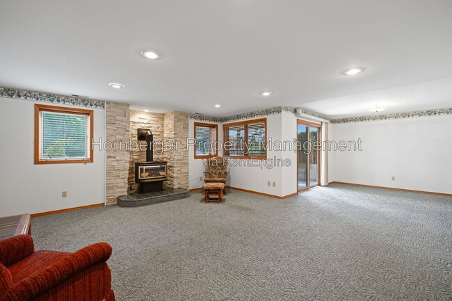 Building Photo - 9811 N Comanche Dr