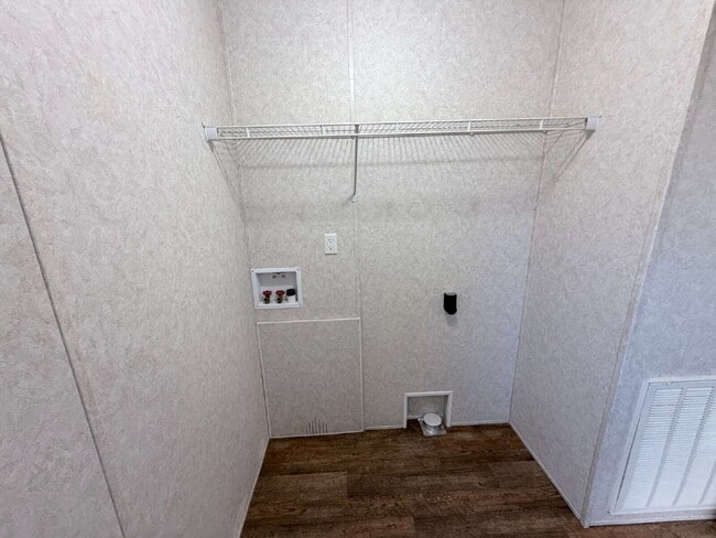 Building Photo - "Serene 3-Bed, 2-Bath Home in Auburndale - 1152 Sq Ft of Comfort on Hickory Rd!"