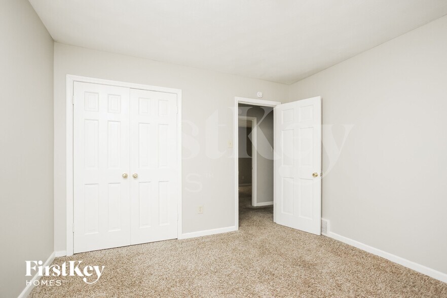Building Photo - 3347 Bluemont Dr
