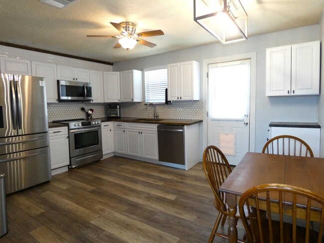 Building Photo - 1101 E College St