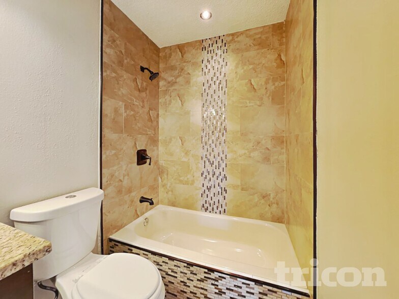 Building Photo - 1237 Edgerton Dr