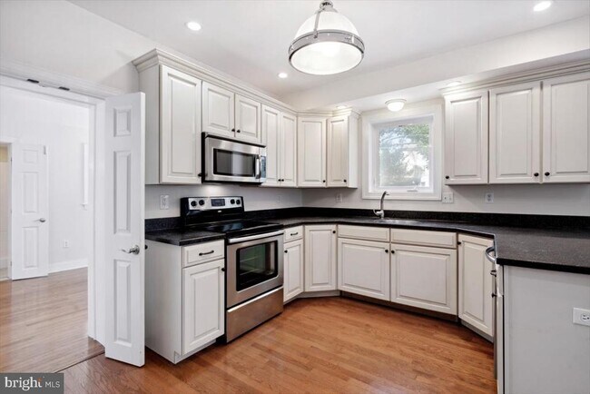 Building Photo - 220 S Matlack St