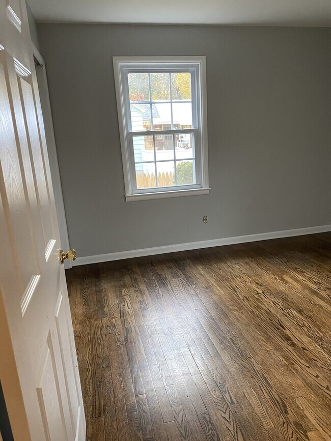 Building Photo - 13 Ellen Lane