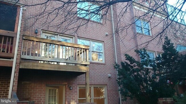 Building Photo - 618 N Tazewell St