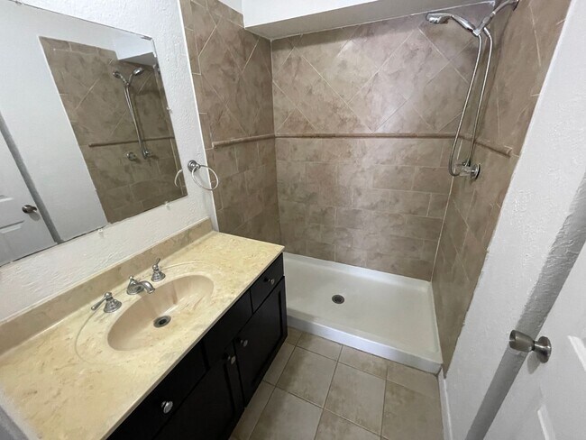 Building Photo - 2 Bedroom/2 Bathroom 1st Floor Condo at Cy...