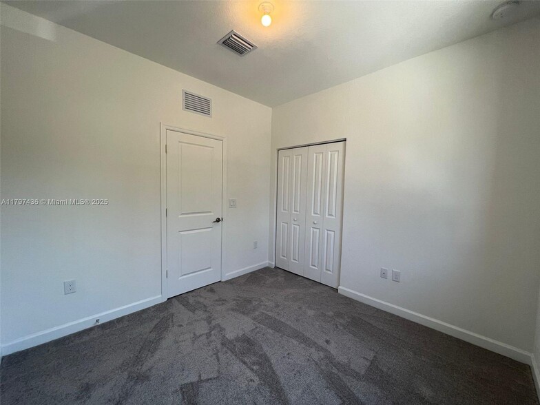 Building Photo - 875 NE 211th St