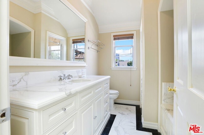 Building Photo - 151 S Rodeo Dr