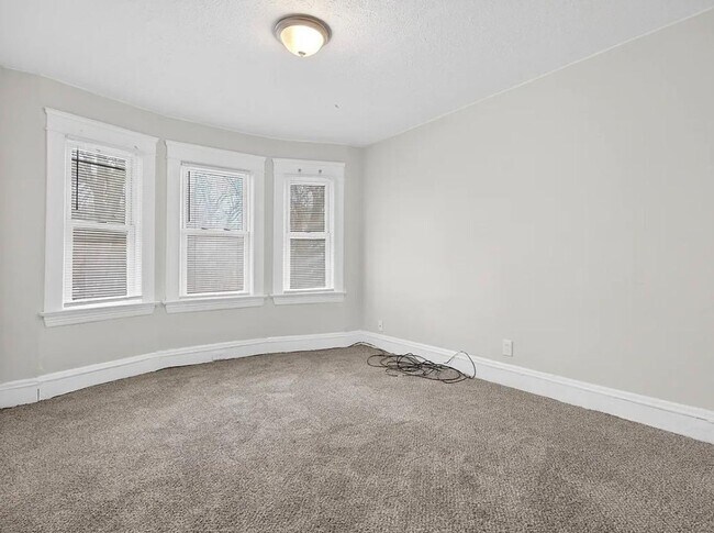 Building Photo - Spacious 5-bedroom, 2-bath single-family home