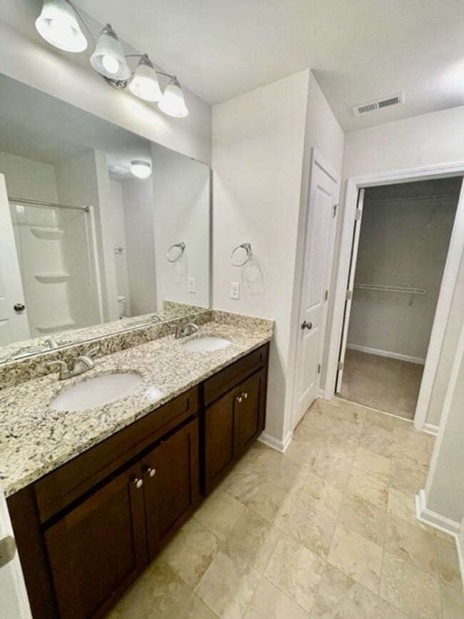 Building Photo - Luxurious 2 story 3 bedroom 2.5 bath Townh...