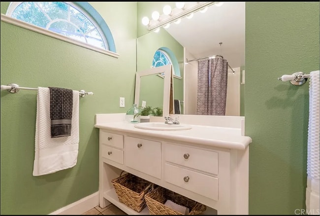 Building Photo - Great Home Close to All