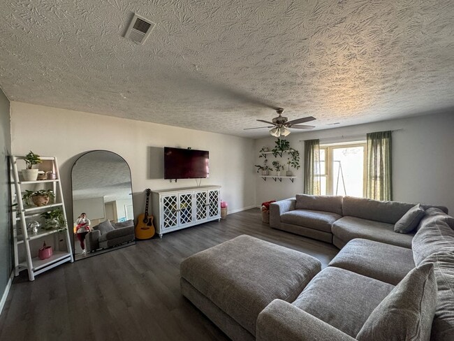 Building Photo - Charming 3 Bed 2 Bath Home with Fenced Yard