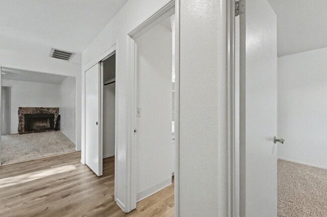 Building Photo - 0385