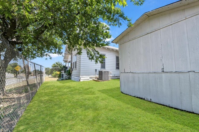 Building Photo - 200 SW 6th Ave