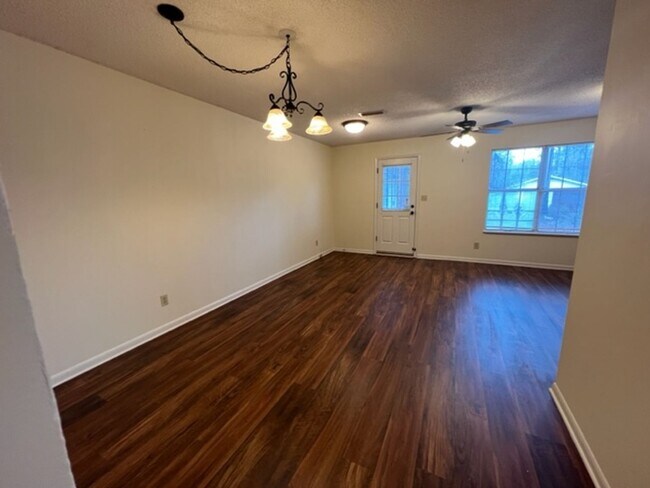 Building Photo - 3BD/2B Townhouse in New Wood Valley