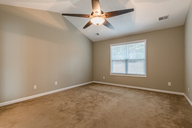 Building Photo - 3 BD 2 BA  Fenced Ranch with Bonus Room