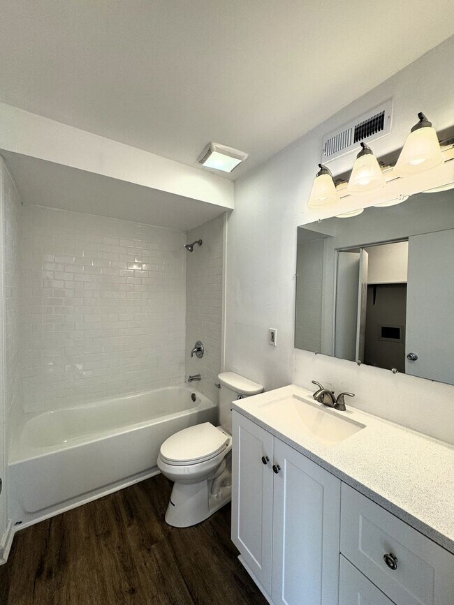 Building Photo - Move-In Special!! 1/2 Off First Month's Rent!!
