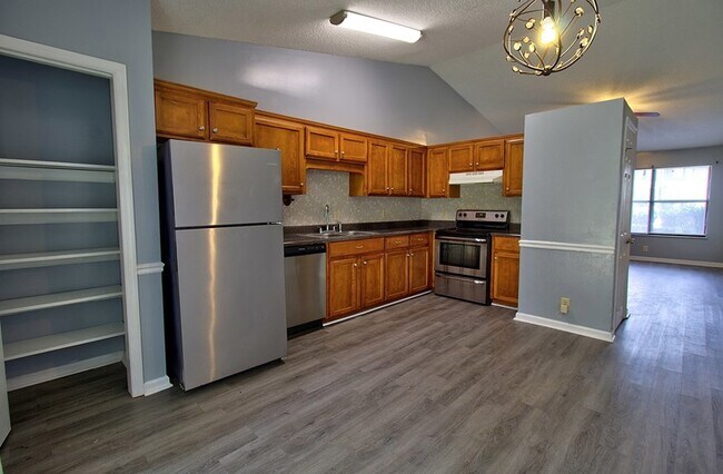 Building Photo - 910 Brett Dr