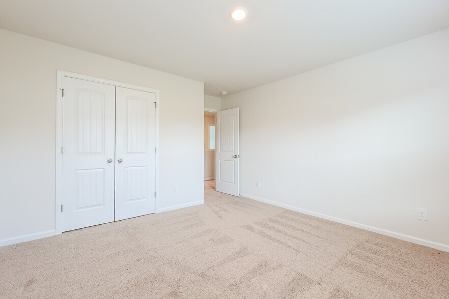 Building Photo - 2106 Southlea Dr