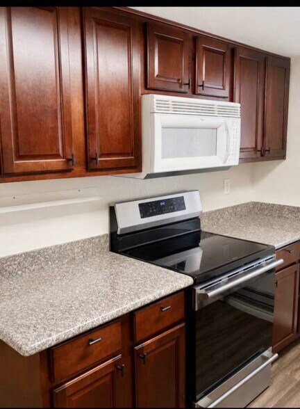 Building Photo - 5260 River Glen Dr