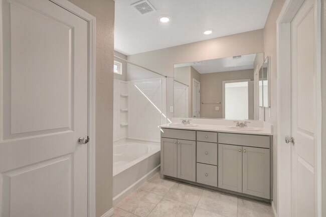 Building Photo - Gorgeous 4 Bedroom, 2 Story Home in SW/Mou...