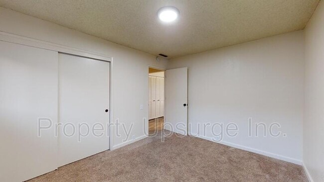 Building Photo - 905 Lakeside Dr