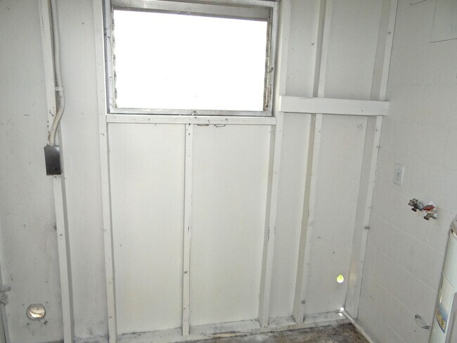 Building Photo - 3 Bedroom, 1 bath home - Just renovated