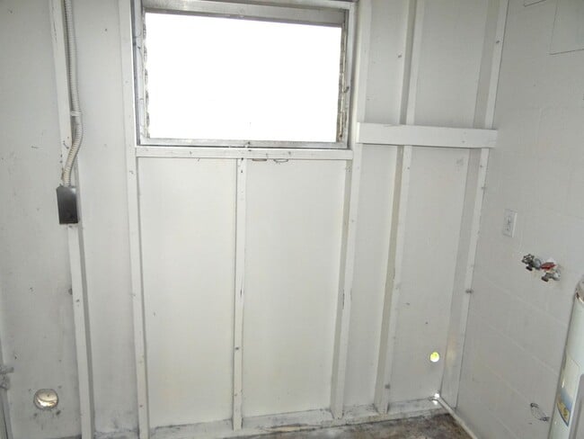 Building Photo - Just renovated - $500 off move in special