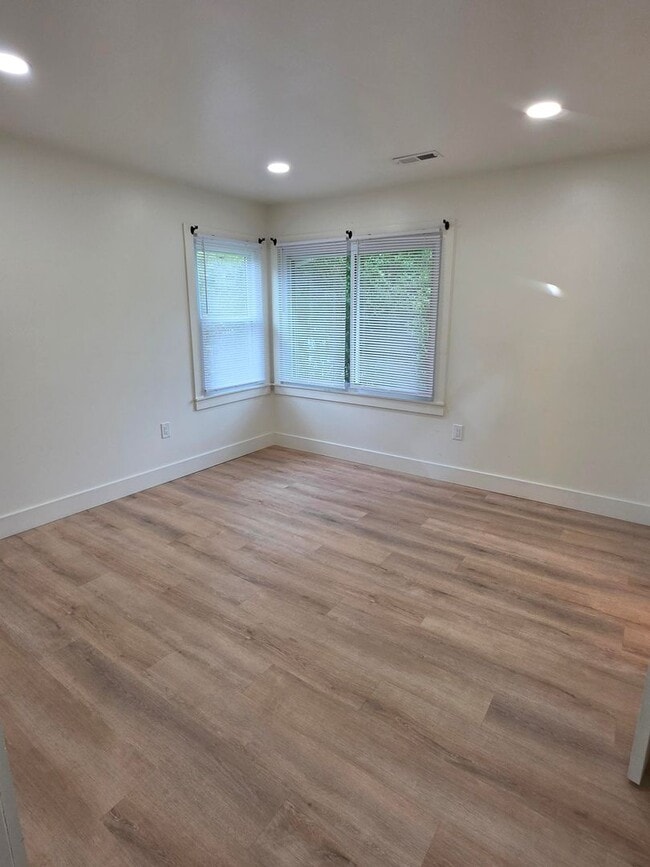 Building Photo - 3 bedrooms 2 bath