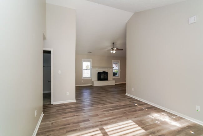 Building Photo - 6726 Oak Lake Dr