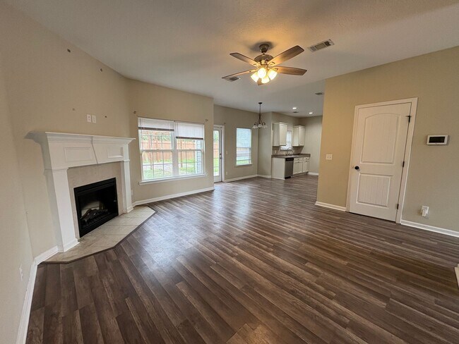 Building Photo - RATE DROP ALERT! (was $2400/month)