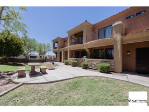 Building Photo - Set in a Gated and Peaceful Glendale Commu...