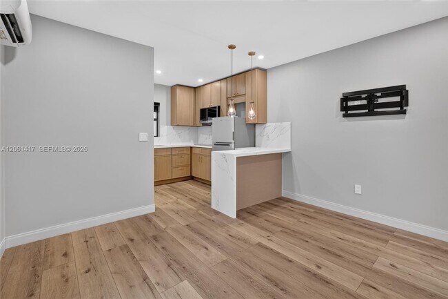 Building Photo - 1011 NW 30th Ct