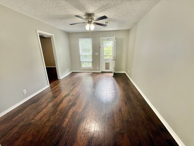 Building Photo - WOW! 2 Bedroom 2 Bath in Hermitage with Deck & Great Back Yard - Available June 1!