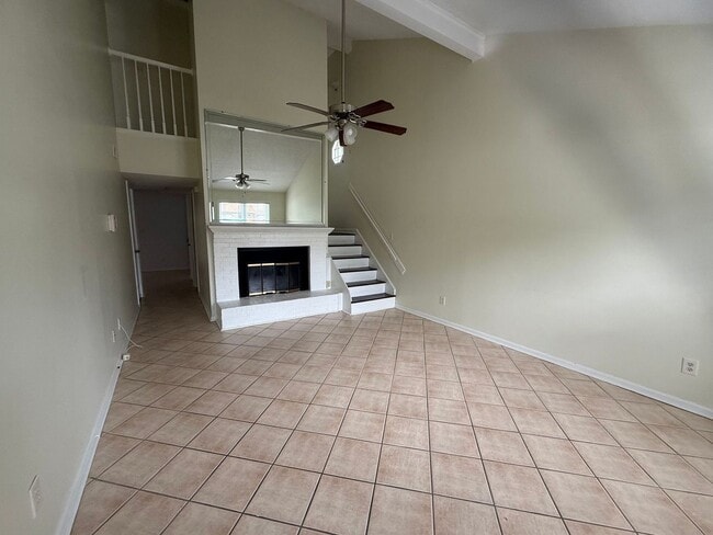 Building Photo - Nice 2 bedroom, 1.5 Townhouse