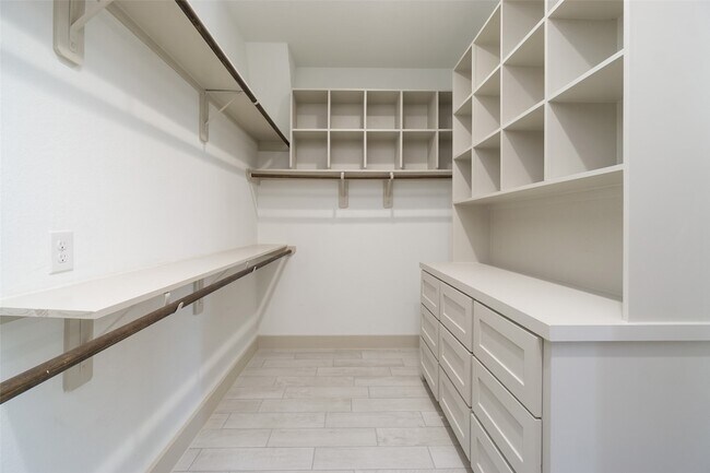 Building Photo - 2572 Ravenna Ct