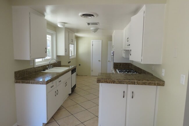 Building Photo - Sweet home in quiet neighborhood!