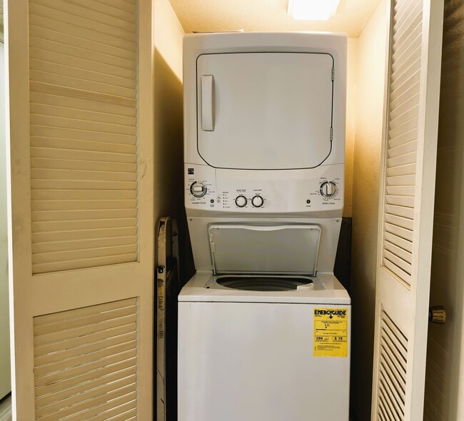 Building Photo - 180 Park Place Dr