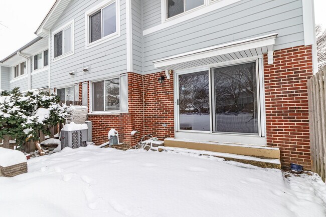 Building Photo - 416 Swallow Ln