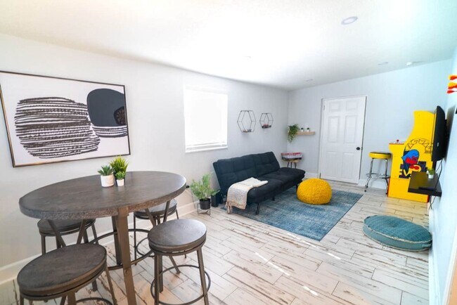 Building Photo - Chic & Stylish  Central location