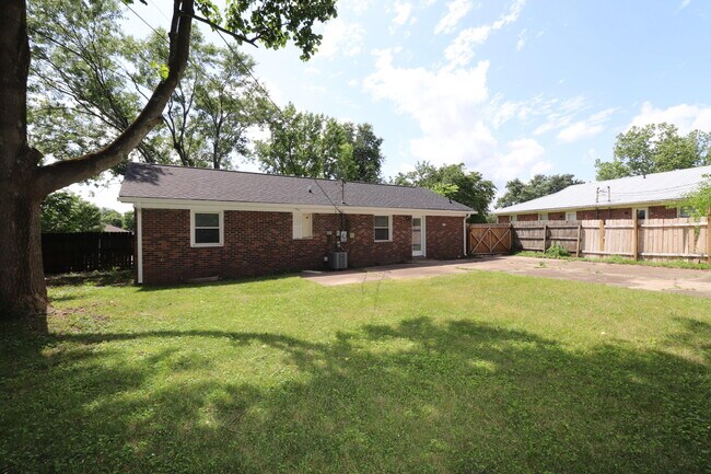 Building Photo - 115 Lynnwood Dr