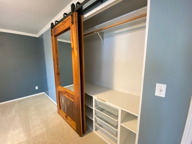 Building Photo - Beautiful 3 Bedroom Home with Custom Touches!