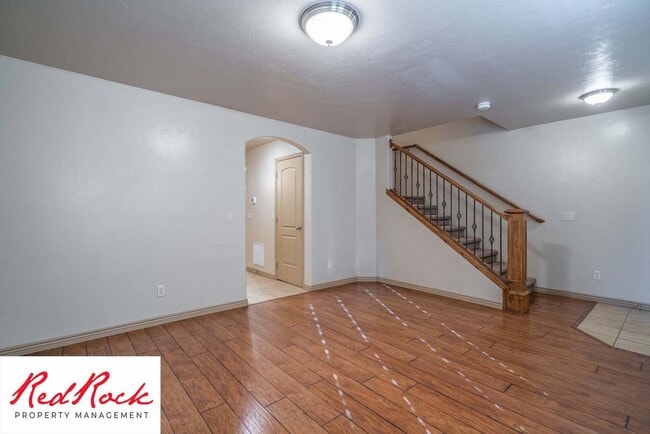 Building Photo - Beautiful 3 bedroom, 2.5 bathroom Townhome...