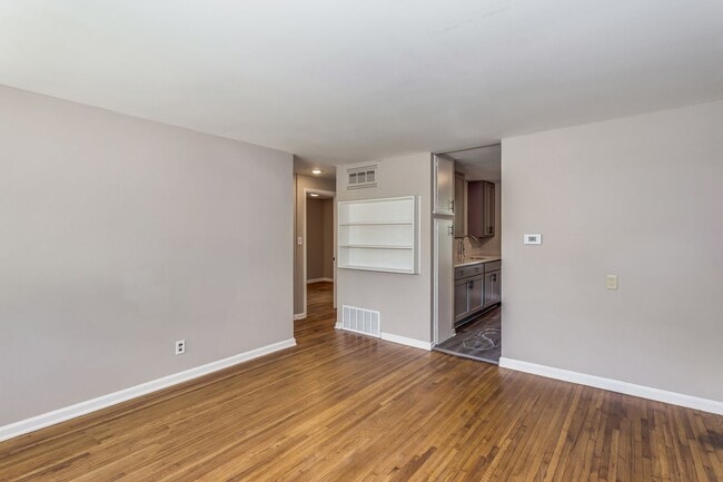 Building Photo - Three Bed for March move in!