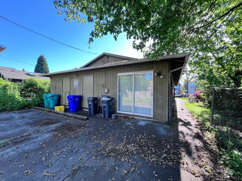 Building Photo - 4323 N Commercial Ave